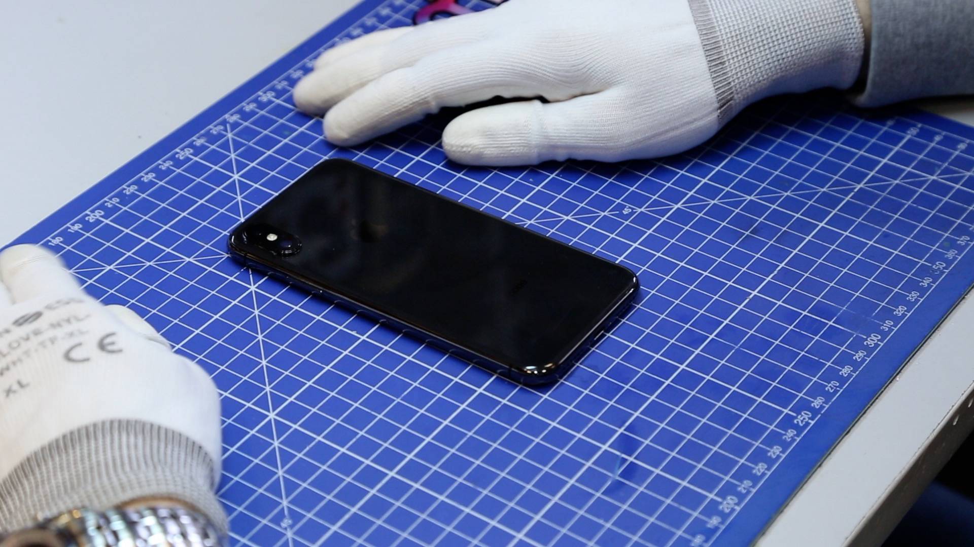 #Видео: Как мы меняли разбитое стекло iPhone X