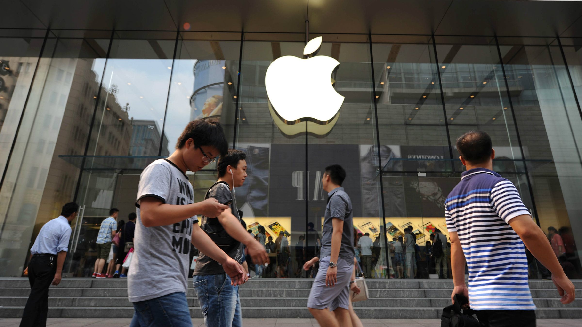 Apple обвинила операторов в саботировании новых технологий