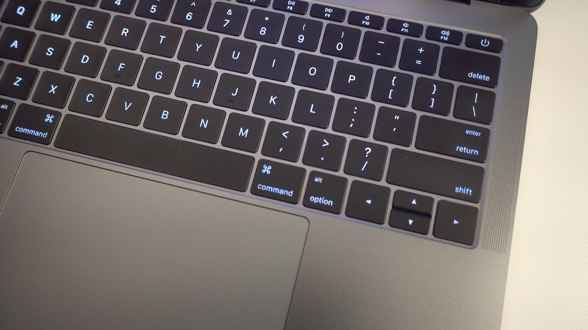 Пользователи жалуются на Apple из-за клавиатуры новых MacBook